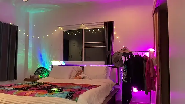 Snapshot of MonicaMilz chatting on January 2025 03:44:01 PM MonicaMilz online show from January 2025 03:44:01 PM