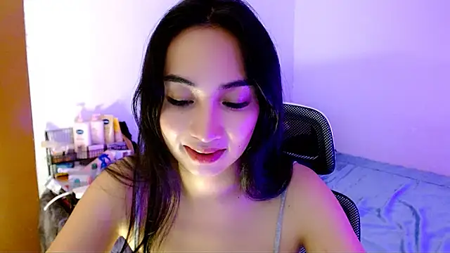 Snapshot of SweetLilly_18 chatting on November 2025 03:06:01 AM SweetLilly 18 online show from November 2025 03:06:01 AM