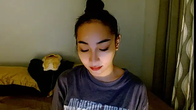 Snapshot of SweetLilly_18 chatting on March 2026 05:07:02 AM SweetLilly 18 online show from March 2026 05:07:02 AM