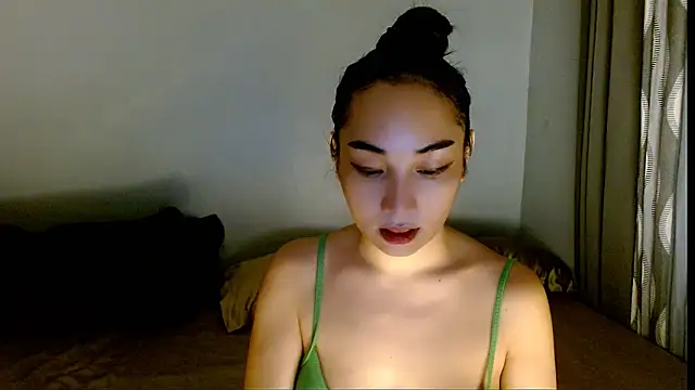 Snapshot of SweetLilly_18 chatting on April 2026 03:06:01 AM SweetLilly 18 online show from April 2026 03:06:01 AM