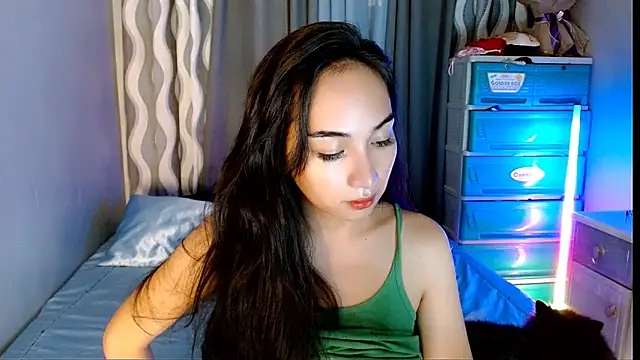 Snapshot of SweetLilly_18 chatting on June 2026 07:23:01 AM SweetLilly 18 online show from June 2026 07:23:01 AM