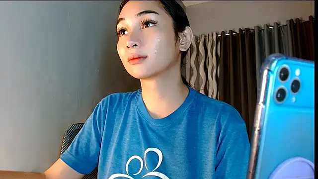 Snapshot of SweetLilly_18 chatting on July 2026 05:24:01 AM SweetLilly 18 online show from July 2026 05:24:01 AM