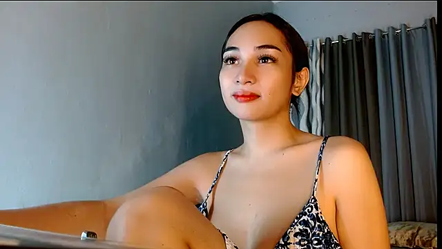 Snapshot of SweetLilly_18 chatting on July 2026 04:04:01 AM SweetLilly 18 online show from July 2026 04:04:01 AM