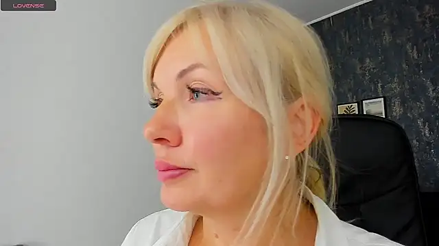 Snapshot of Abby_Moore_ chatting on December 2024 09:39:02 AM Abby Moore online show from December 2024 09:39:02 AM