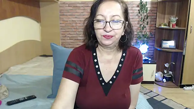 Snapshot of EvelyneFlirtyMilf chatting on January 2026 03:54:01 AM EvelyneFlirtyMilf online show from January 2026 03:54:01 AM