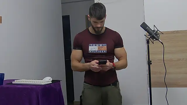 Snapshot of MauroTwin chatting on February 2025 05:42:01 PM MauroTwin online show from February 2025 05:42:01 PM