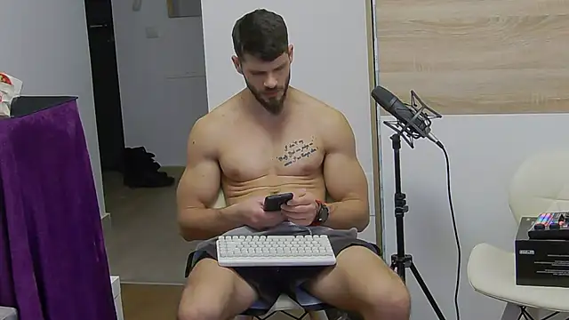 Snapshot of MauroTwin chatting on February 2025 05:51:02 PM MauroTwin online show from February 2025 05:51:02 PM