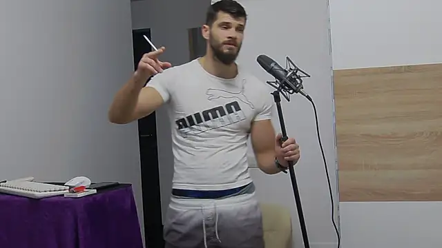 Snapshot of MauroTwin chatting on February 2025 04:57:02 PM MauroTwin online show from February 2025 04:57:02 PM