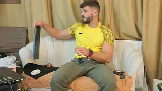 Snapshot of MauroTwin chatting on October 2025 06:52:02 PM MauroTwin online show from October 2025 06:52:02 PM