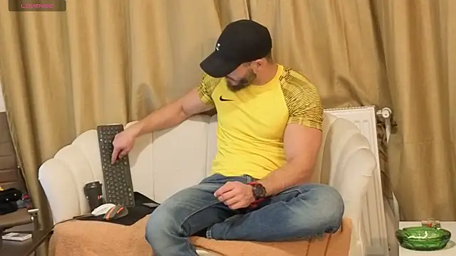 Snapshot of MauroTwin chatting on October 2025 05:14:02 PM MauroTwin online show from October 2025 05:14:02 PM