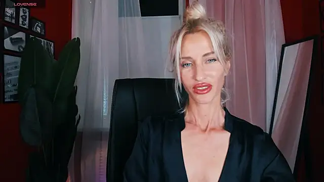 Snapshot of CindySw chatting on September 2025 10:37:01 AM CindySw online show from September 2025 10:37:01 AM