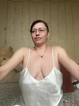 Amberhotqueen online show from April 2026 10:42:01 AM