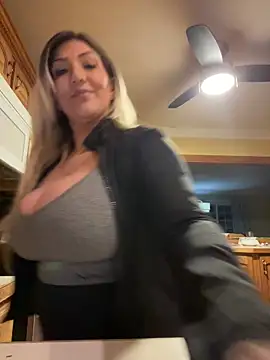 Snapshot of LittleMissEeve chatting on March 2025 01:03:02 AM LittleMissEeve online show from March 2025 01:03:02 AM