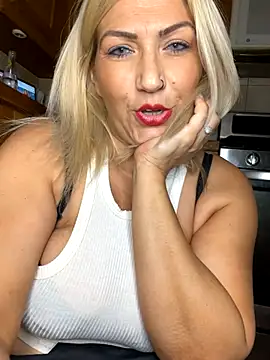 Snapshot of LittleMissEeve chatting on September 2025 03:17:02 AM LittleMissEeve online show from September 2025 03:17:02 AM