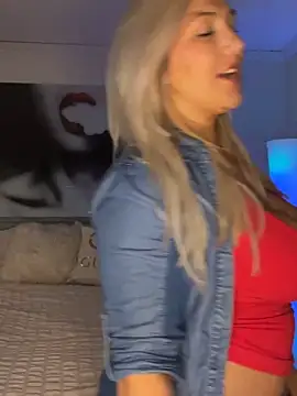 Snapshot of LittleMissEeve chatting on October 2025 12:00:01 AM LittleMissEeve online show from October 2025 12:00:01 AM