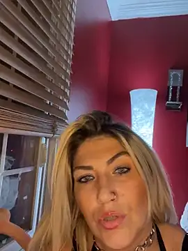 Snapshot of LittleMissEeve chatting on October 2025 06:43:02 AM LittleMissEeve online show from October 2025 06:43:02 AM