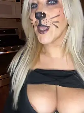 Snapshot of LittleMissEeve chatting on October 2025 10:59:02 PM LittleMissEeve online show from October 2025 10:59:02 PM