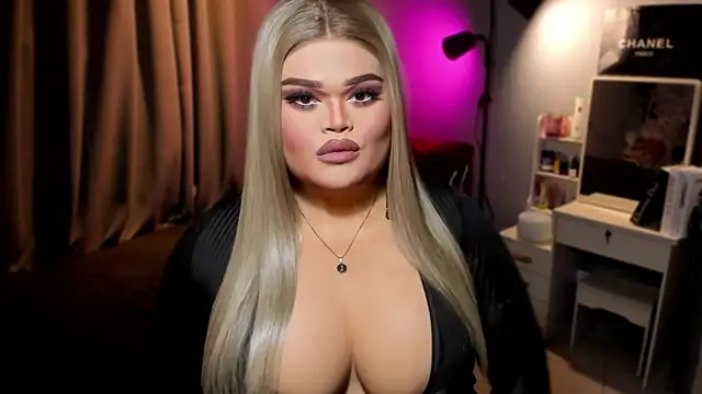 Snapshot of KarolinaThompson chatting on December 2024 09:45:01 PM KarolinaThompson online show from December 2024 09:45:01 PM