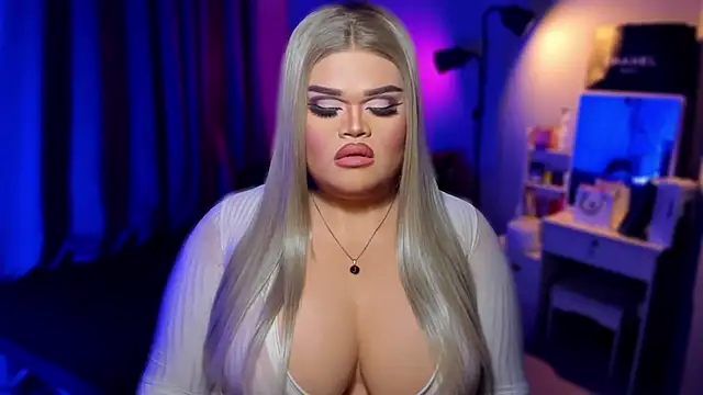 Snapshot of KarolinaThompson chatting on December 2024 10:19:02 AM KarolinaThompson online show from December 2024 10:19:02 AM