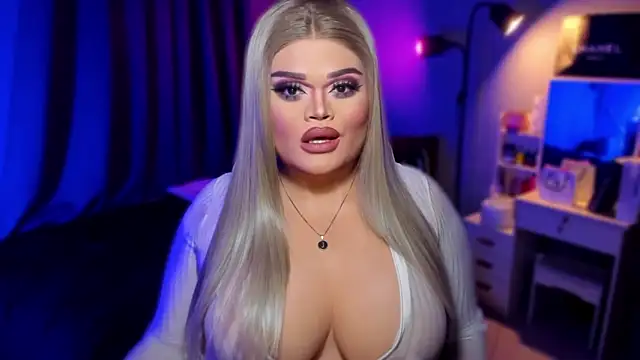 Snapshot of KarolinaThompson chatting on December 2024 08:29:01 PM KarolinaThompson online show from December 2024 08:29:01 PM