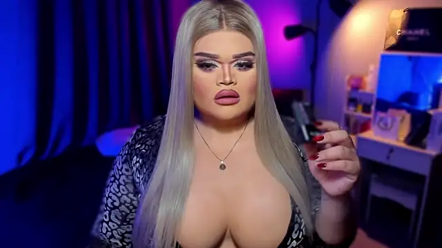 Snapshot of KarolinaThompson chatting on December 2024 04:15:01 PM KarolinaThompson online show from December 2024 04:15:01 PM