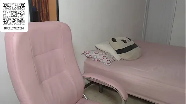 Snapshot of moon_cat85 chatting on February 2025 12:38:02 AM moon cat85 online show from February 2025 12:38:02 AM