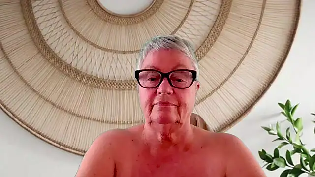 GrannyChrissy68 online show from May 2026 09:22:02 PM