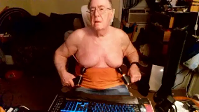 Snapshot of Toastir chatting on June 2026 01:39:01 AM Toastir online show from June 2026 01:39:01 AM