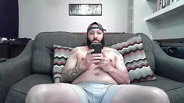 Snapshot of TrendSetter24 chatting on December 2024 04:43:01 AM TrendSetter24 online show from December 2024 04:43:01 AM