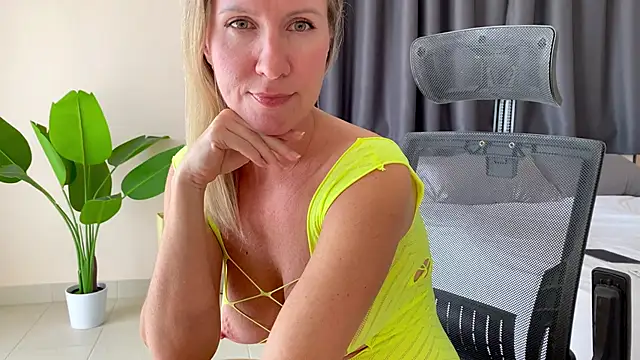 Snapshot of KatnessHot chatting on November 2025 06:27:01 AM KatnessHot online show from November 2025 06:27:01 AM