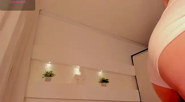 Snapshot of AshleyRoys chatting on March 2025 06:45:01 PM AshleyRoys online show from March 2025 06:45:01 PM