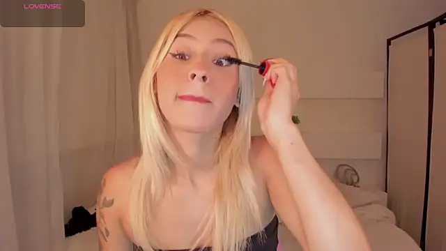 Snapshot of AshleyRoys chatting on March 2025 04:30:01 PM AshleyRoys online show from March 2025 04:30:01 PM