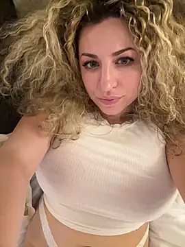 Snapshot of miamellycious chatting on February 2025 08:18:02 AM miamellycious online show from February 2025 08:18:02 AM