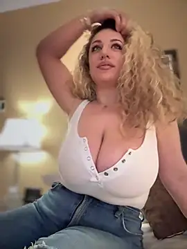 Snapshot of miamellycious chatting on February 2025 01:32:01 AM miamellycious online show from February 2025 01:32:01 AM