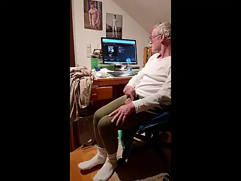 Snapshot of BerndisCam chatting on December 2025 04:02:01 PM BerndisCam online show from December 2025 04:02:01 PM