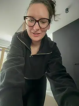 Snapshot of The_Snowwhitee chatting on May 2026 10:55:01 AM The Snowwhitee online show from May 2026 10:55:01 AM