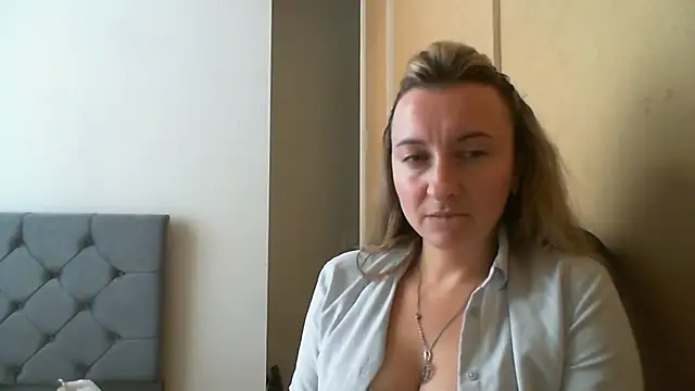 SusanCurt online show from November 2025 01:04:02 PM