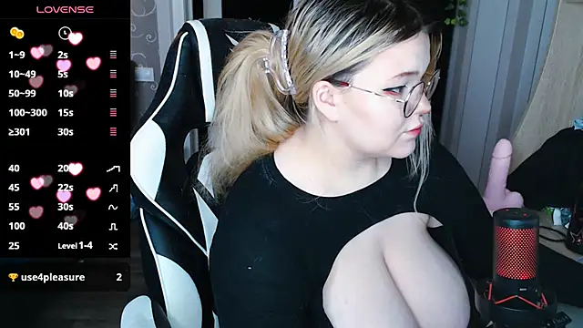 Snapshot of Mini_Mo chatting on February 2025 11:44:02 AM Mini Mo online show from February 2025 11:44:02 AM