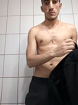 Snapshot of TommyMomentum chatting on November 2025 06:35:02 AM TommyMomentum online show from November 2025 06:35:02 AM