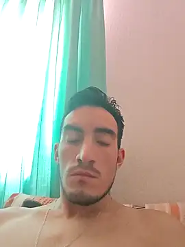 Snapshot of TommyMomentum chatting on December 2025 02:33:02 PM TommyMomentum online show from December 2025 02:33:02 PM