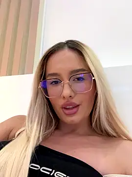 Snapshot of mollyxxx chatting on September 2025 03:39:02 AM mollyxxx online show from September 2025 03:39:02 AM