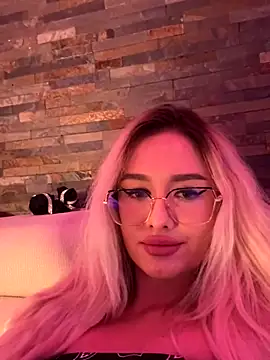 Snapshot of mollyxxx chatting on September 2025 04:23:01 AM mollyxxx online show from September 2025 04:23:01 AM