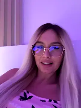 Snapshot of mollyxxx chatting on October 2025 01:44:02 AM mollyxxx online show from October 2025 01:44:02 AM