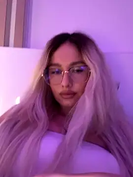 Snapshot of mollyxxx chatting on October 2025 06:28:02 AM mollyxxx online show from October 2025 06:28:02 AM