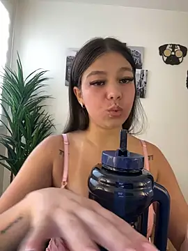 Alyshanon18 online show from October 2025 03:35:02 PM