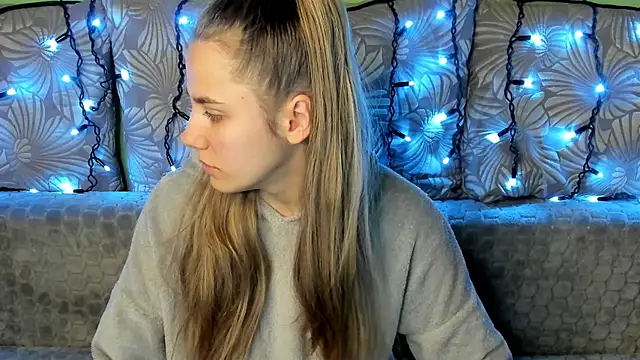 Snapshot of MaggieCake chatting on December 2024 02:53:01 AM MaggieCake online show from December 2024 02:53:01 AM