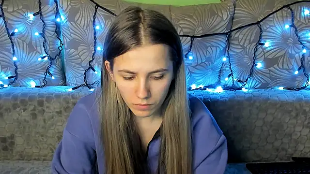 Snapshot of MaggieCake chatting on December 2024 03:43:01 AM MaggieCake online show from December 2024 03:43:01 AM