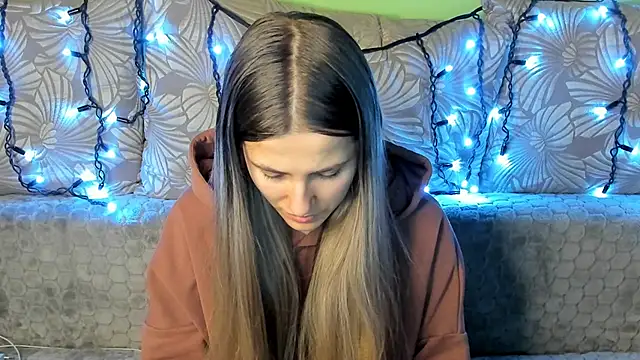 Snapshot of MaggieCake chatting on December 2024 12:57:01 AM MaggieCake online show from December 2024 12:57:01 AM