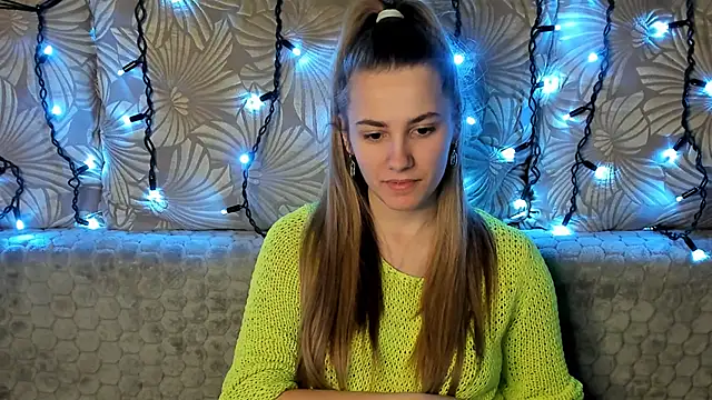 Snapshot of MaggieCake chatting on January 2025 05:00:02 AM MaggieCake online show from January 2025 05:00:02 AM