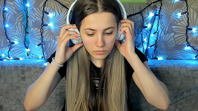 Snapshot of MaggieCake chatting on February 2025 08:27:02 AM MaggieCake online show from February 2025 08:27:02 AM